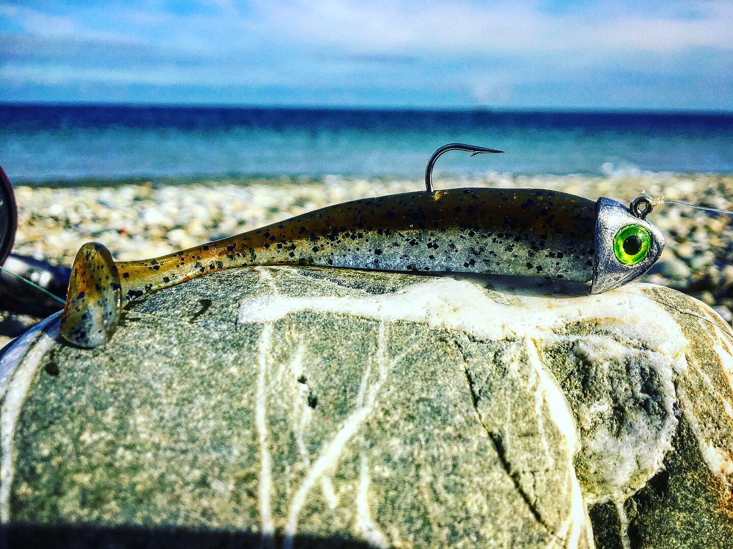 easy shiner sur tête plombée astufish